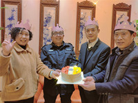集團(tuán)公司為3月份生日的員工發(fā)放生日福利，舉辦生日會(huì)